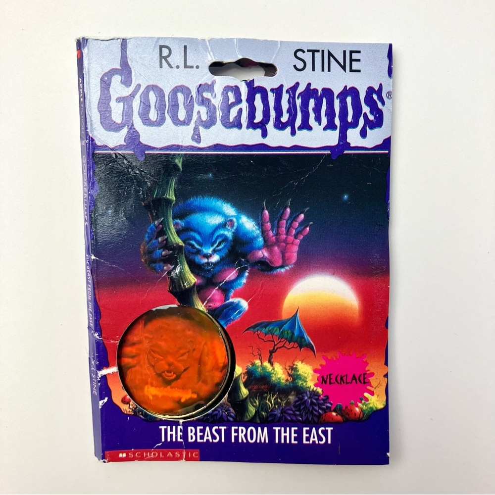 90s Vintage Goosebumps 3D Hologram Necklace - Beast from the East - Picture 10 of 10